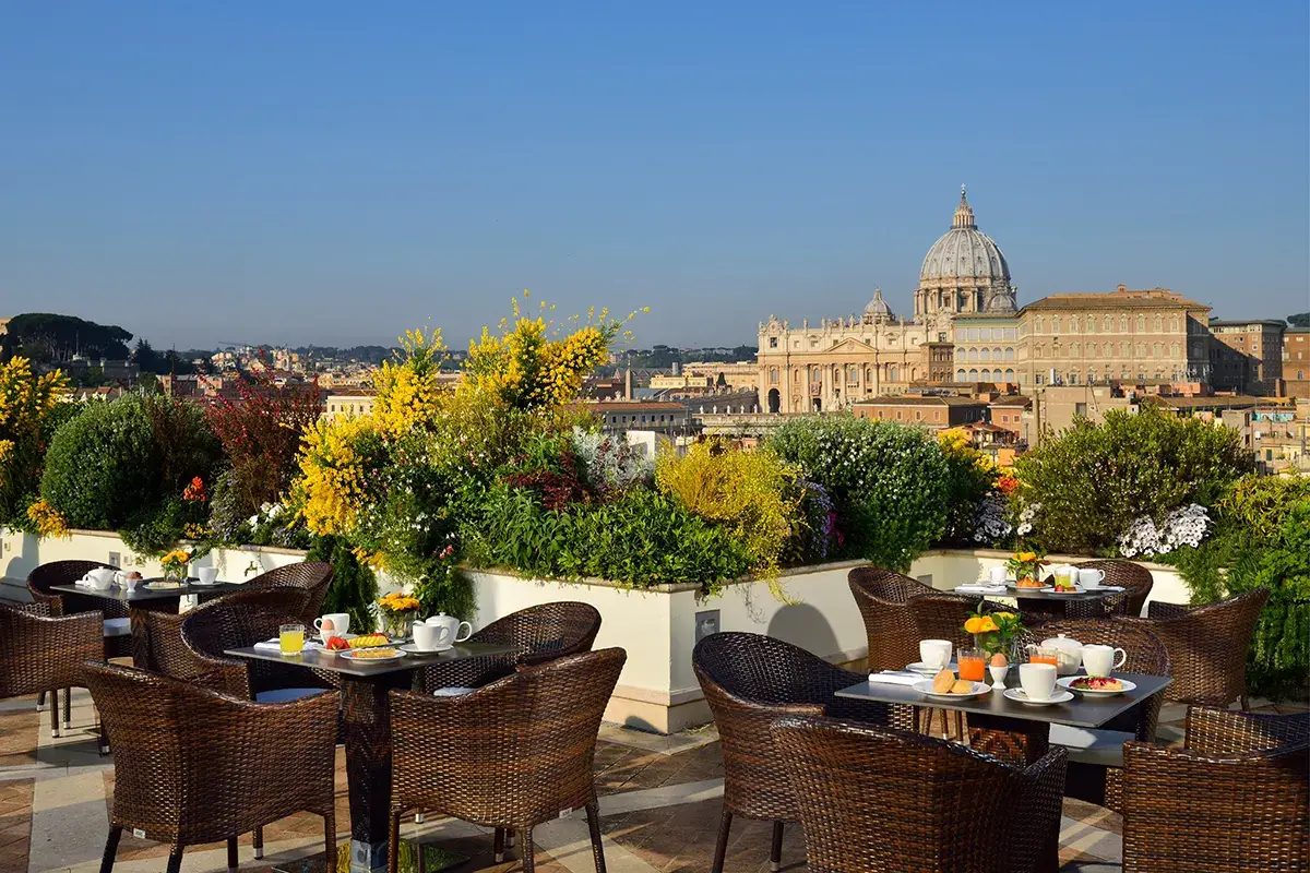 La terrazza del ristorante Una terrazza per resistere alla crisi L'Atlante hotel di Roma cambia pelle